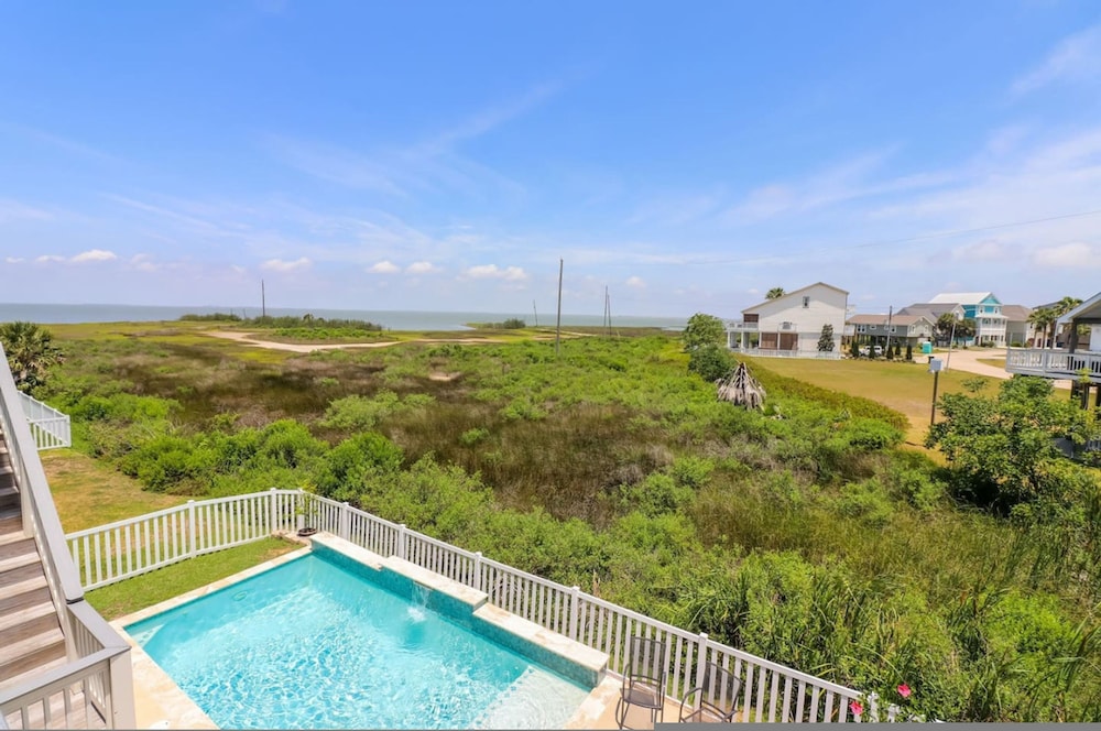 Great bay Views and a Pool in Isla Del Sol