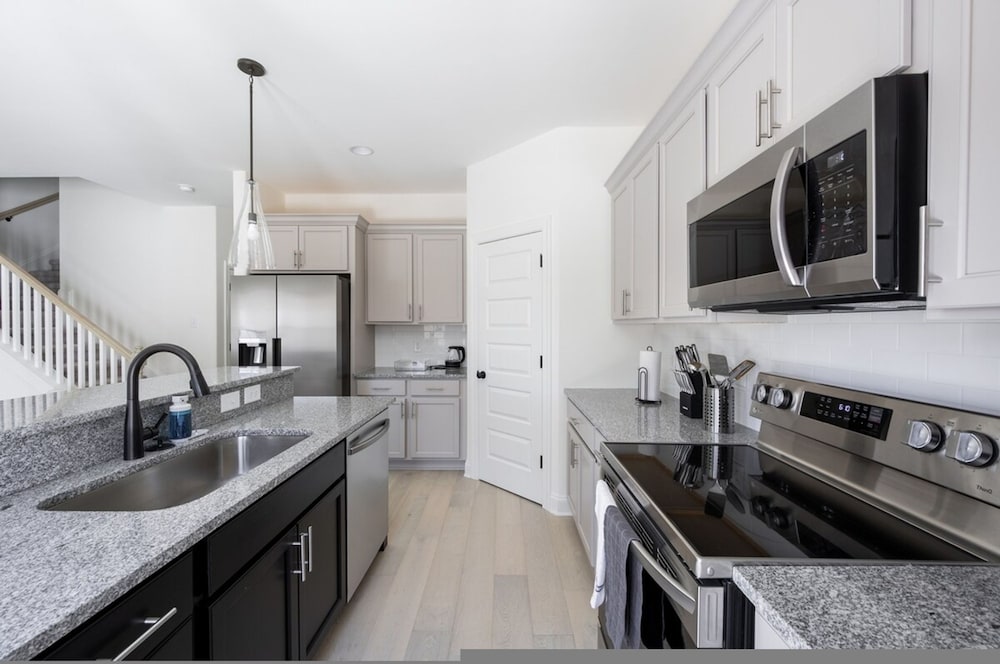 1 King 1 Queen 2 Double Garage Washer Dryer