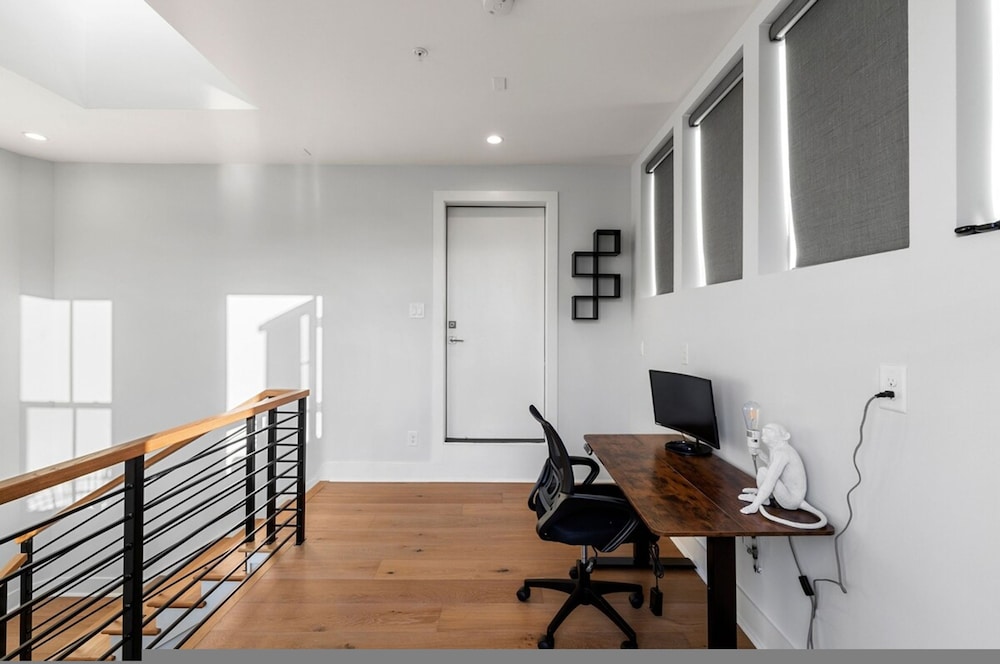 Luxurious Midtown Home Rooftop Views by Silverx