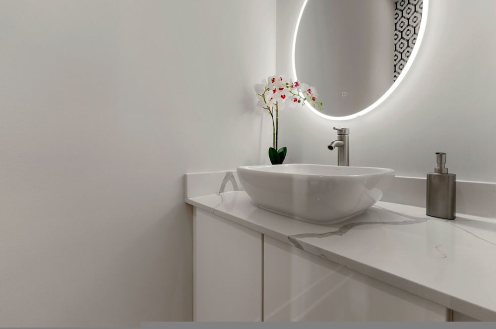 Luxurious Midtown Home Rooftop Views by Silverx