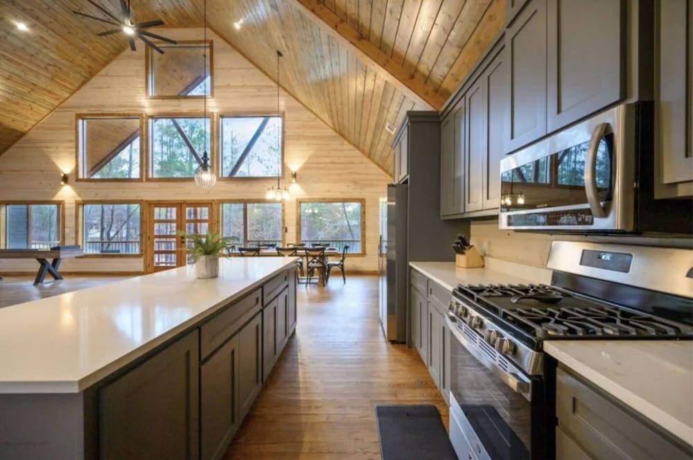 Whispering Winds Luxury Cabin in Hochatown