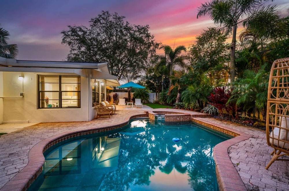 Tropical Getaway Heated Pool Patio Retreat