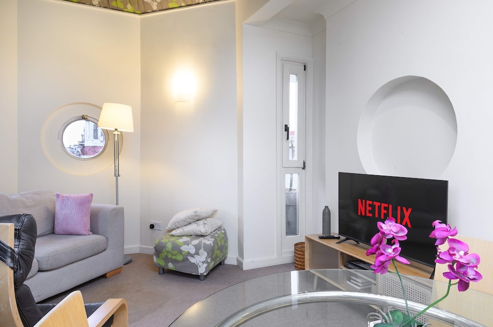 The Aristocrat - Fitzrovia - by Frankie Says