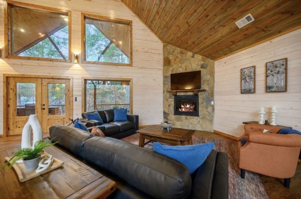 Whispering Winds Luxury Cabin in Hochatown