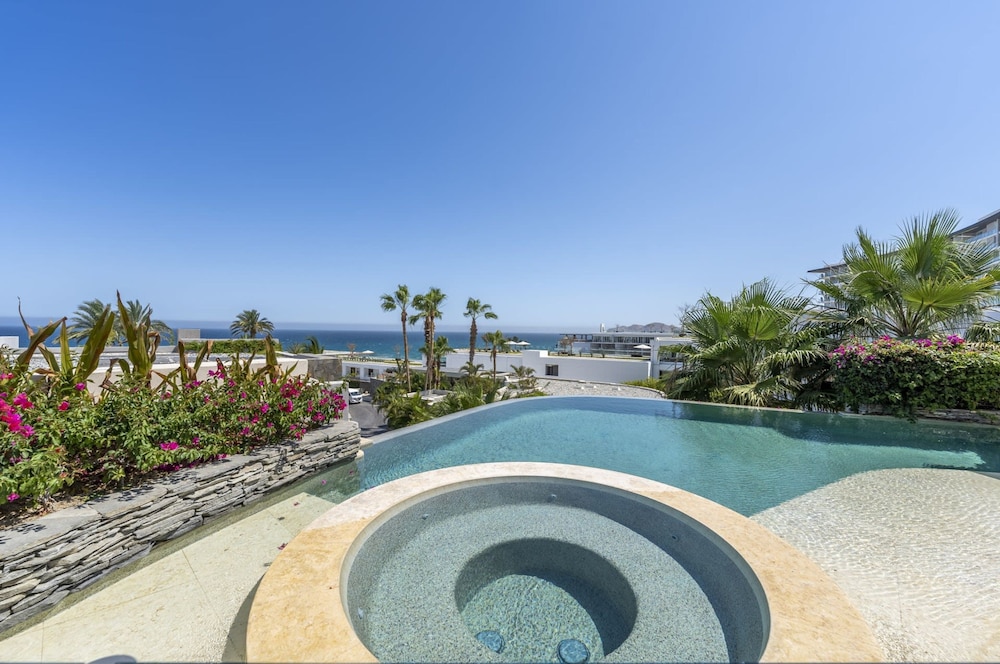 6 BR Huge Villa Steps To Beach Plus A Pool House