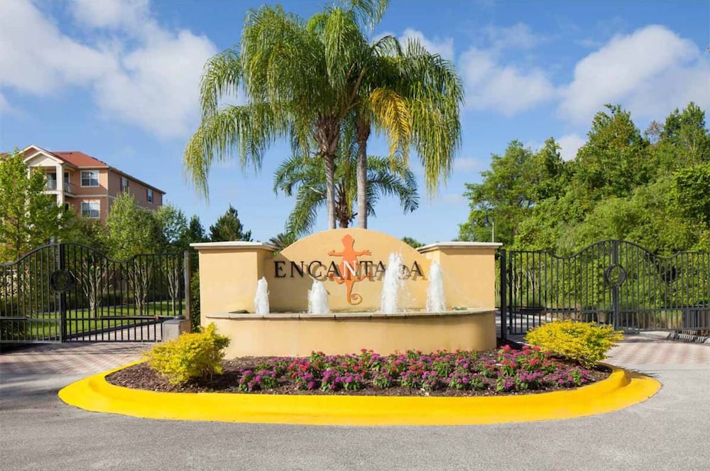 10 Min to Disney Cozy Townhome Jacuzzi