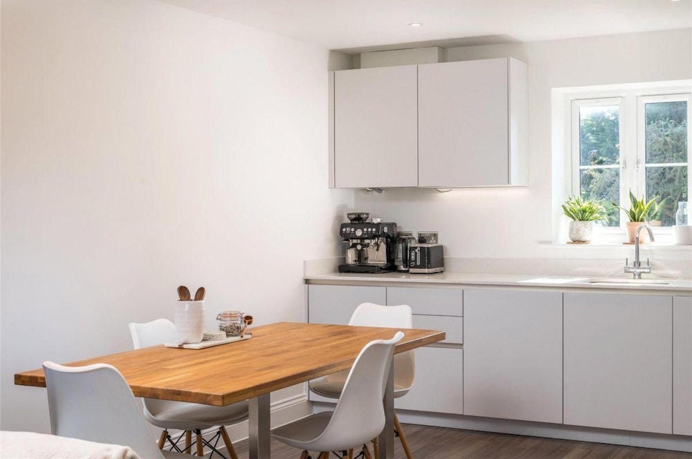 2 Bed 2 Bath Apt Close to Reigate Station - 2230