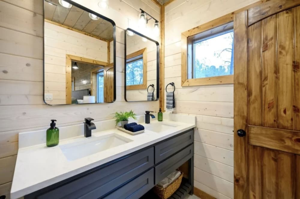 Whispering Winds Luxury Cabin in Hochatown