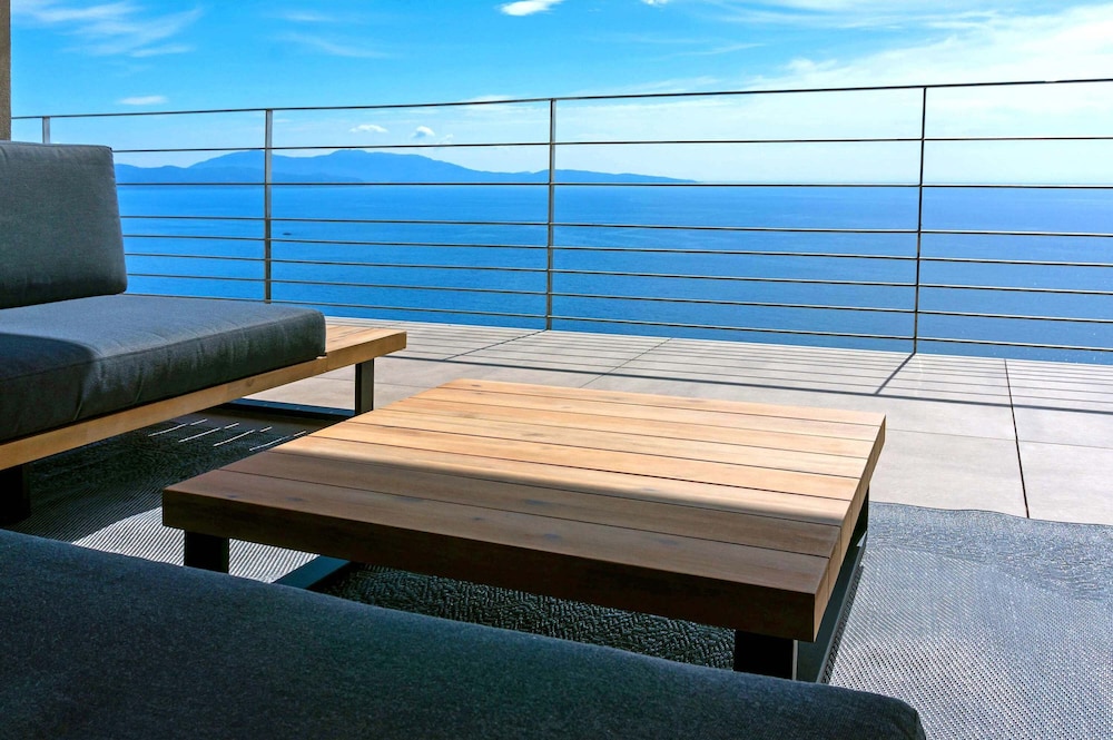 Luxurious Architect-designed Property Pool sea View