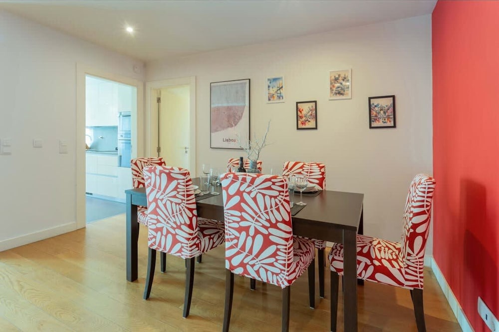 Spacious Lisbon Haven w Lift Garage