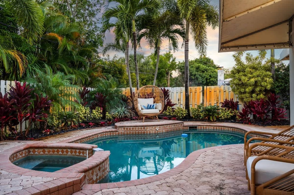 Tropical Getaway Heated Pool Patio Retreat