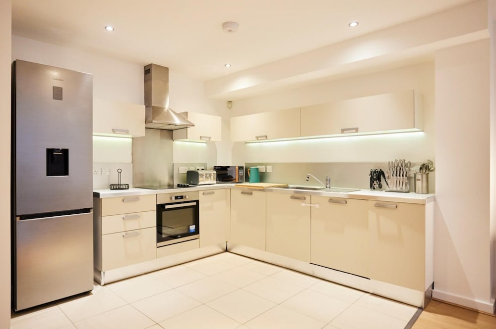 The Putney Escape - Trendy 2bdr Flat With Terrace Parking