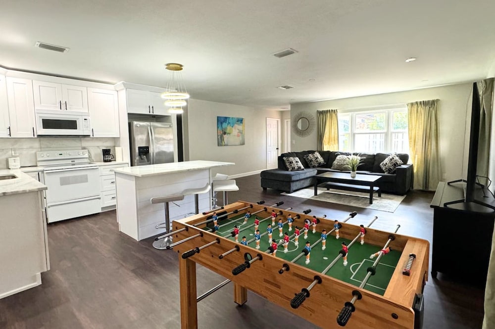 Home Close to Saint Pete Pier new Spacious