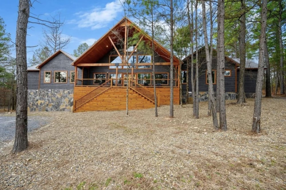 Whispering Winds Luxury Cabin in Hochatown