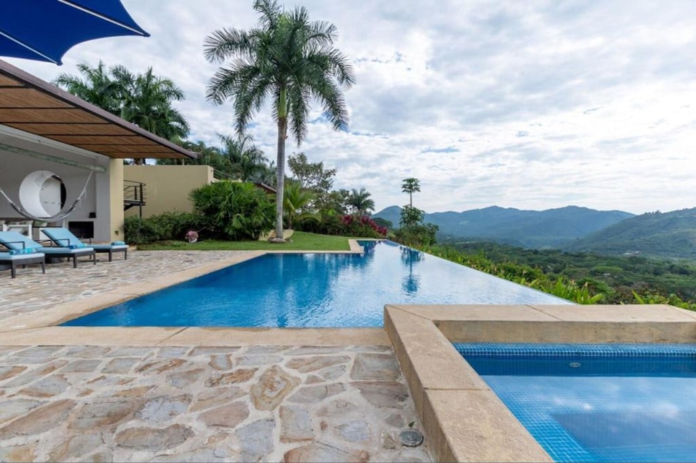w Majestic 4BR Villa w Pool at Mesa de Yeguas