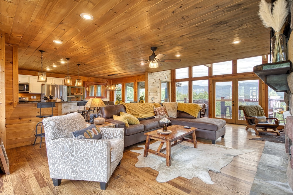 Cabin w Amazing Views Theater Firepit Hot Tub