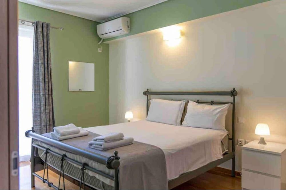 Cozy top Floor Flat Petralona