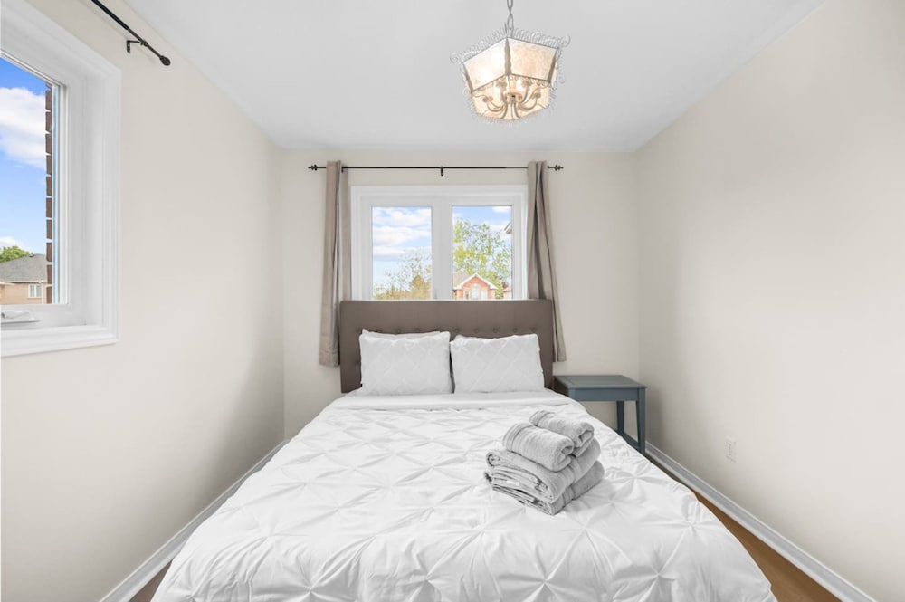 Newly Renovated 3BR in Whitby Family-friendly