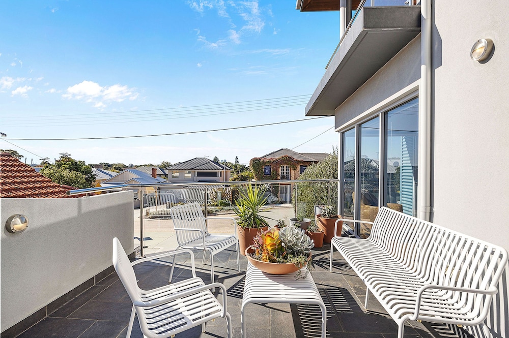 Designer Luxury 3brd - Epic Views - South Perth