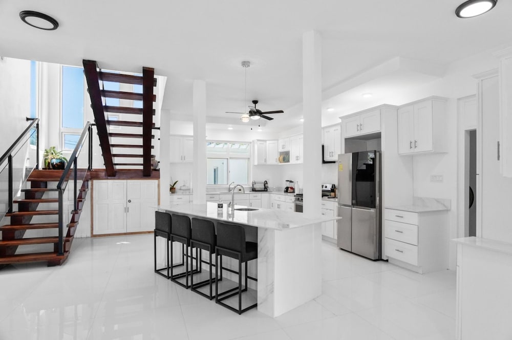 The W Villa 5 B R Oceanfront w Staff
