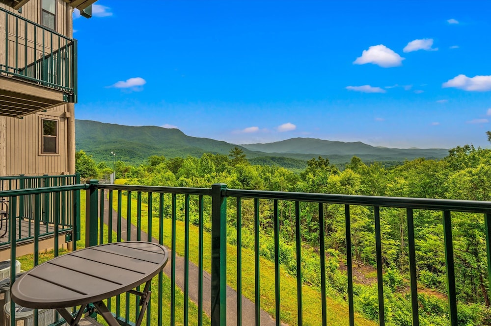 Mountain Views Indoor Pool Sauna Fireplace