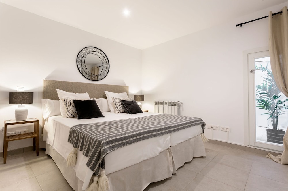 Lovely 2-bedroom Apartment in Exclusive Area of Madrid Madrazo V