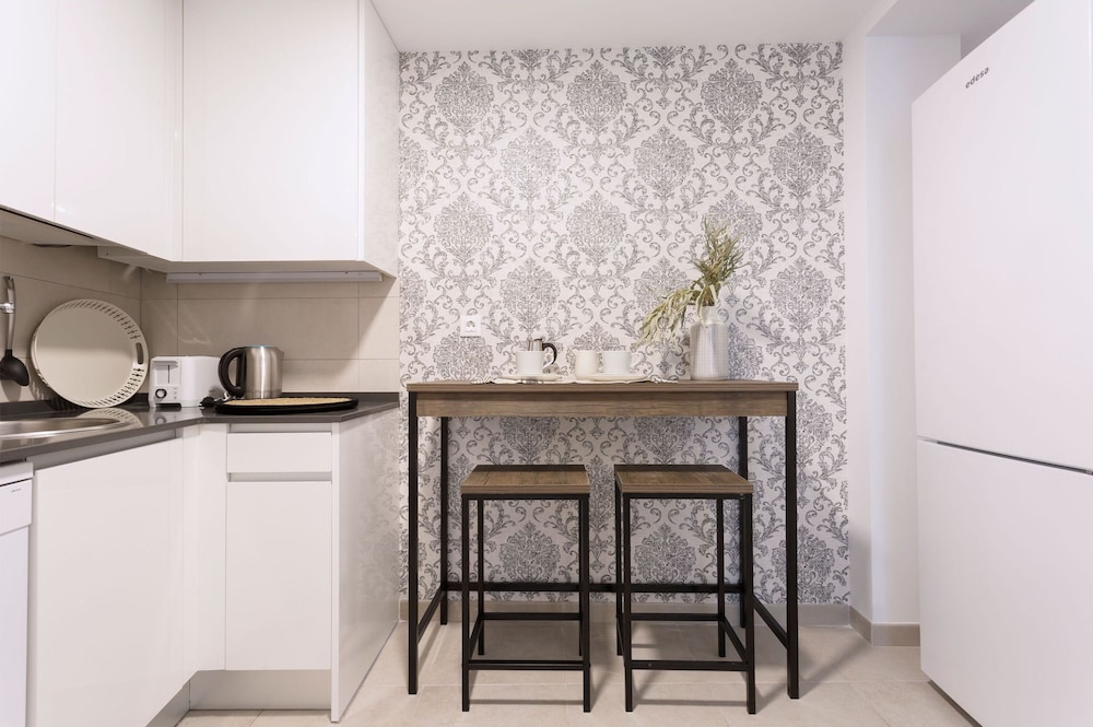 Lovely 2-bedroom Apartment in Exclusive Area of Madrid Madrazo V