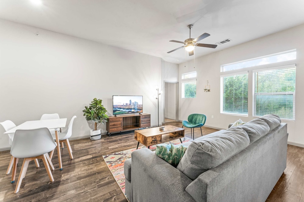 Cozy 2BR Suite Close to Downtown w Fast Wifi