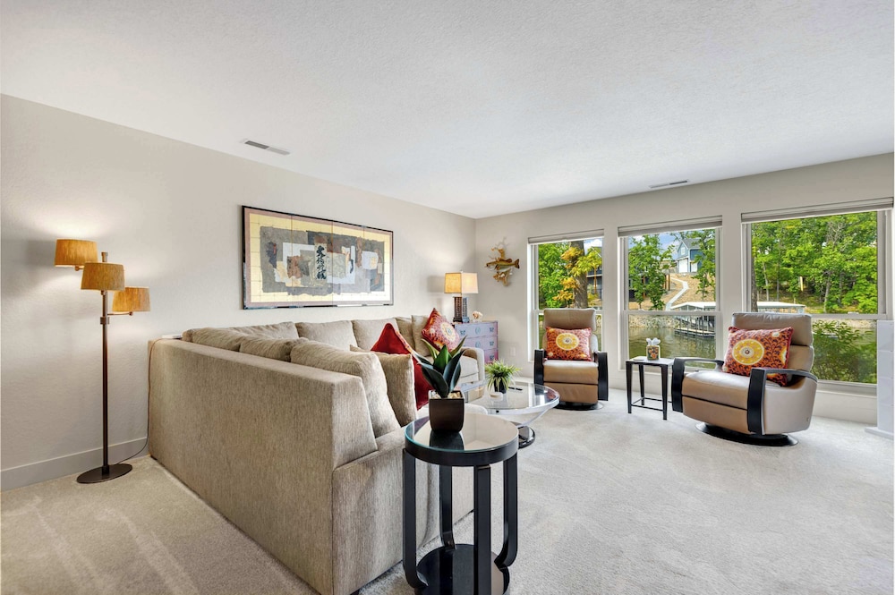 Carefree Tranquility at the Lake Waterfront Stay for 4 With Resort Amenities