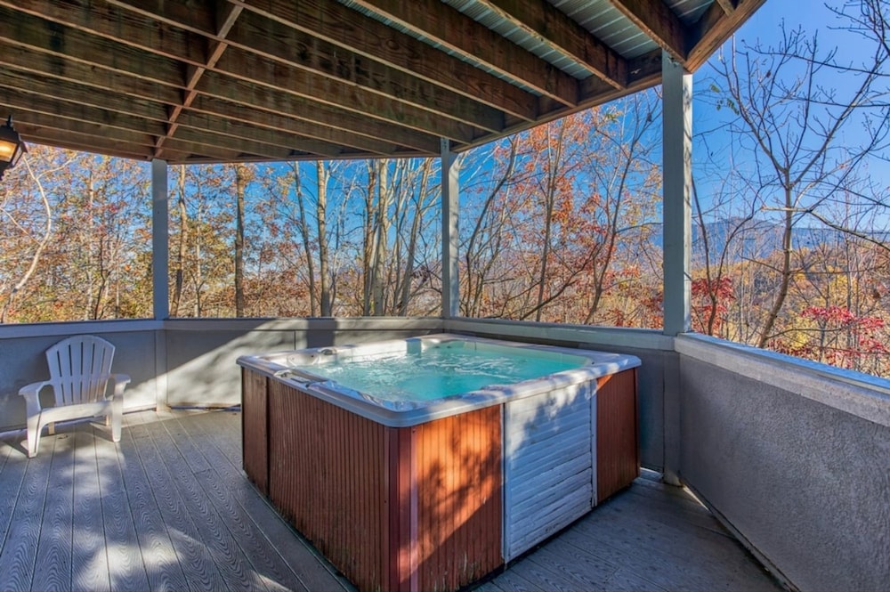 Gatlinburg Getaway by Avantstay 9bdr Sleeps 22 Hot tub Movie Theater