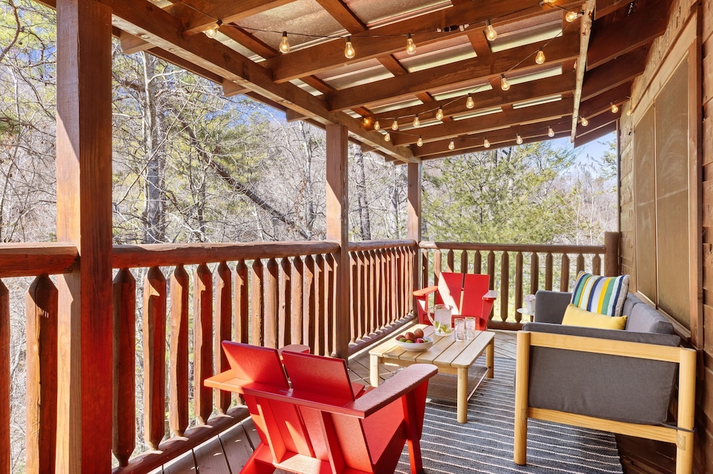Riverbend Redesigned Cabin Hot Tub Firepit Billiards Mins to Pigeon Forge