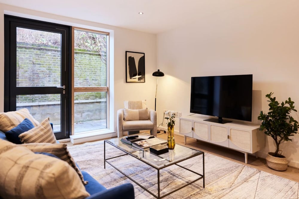 The Putney Escape - Trendy 2bdr Flat With Terrace Parking