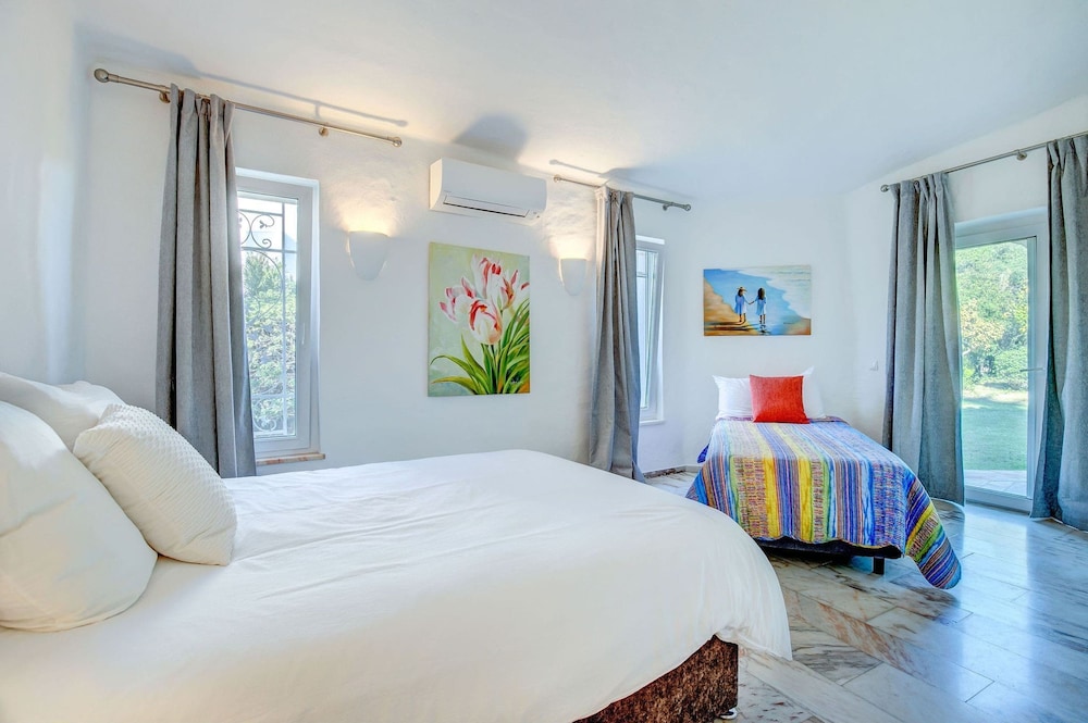 Golfinhos Magnificent Spacious 5 Bedroom Villa