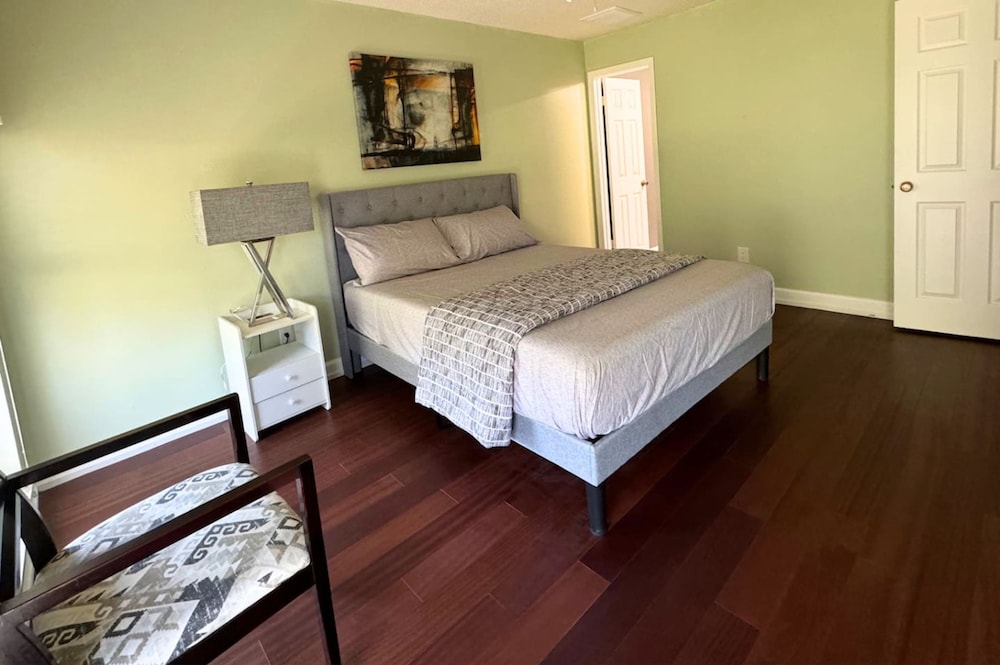Home Close to Saint Pete Pier new Spacious