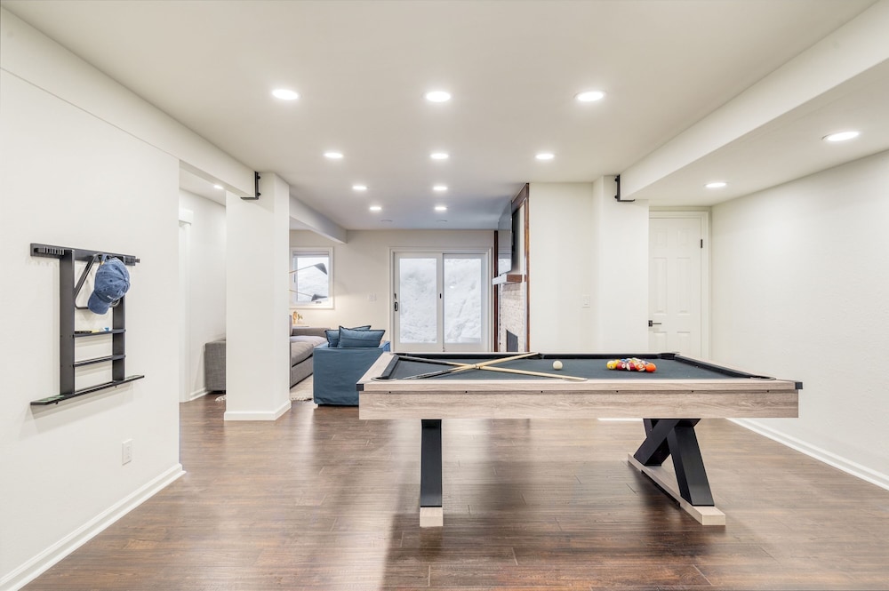 Explorer by Avantstay Close to Slopes Game Room Guest Suite
