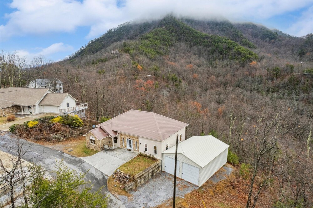 Spectacular Home w Hot Tub Fireplace Jacuzzi