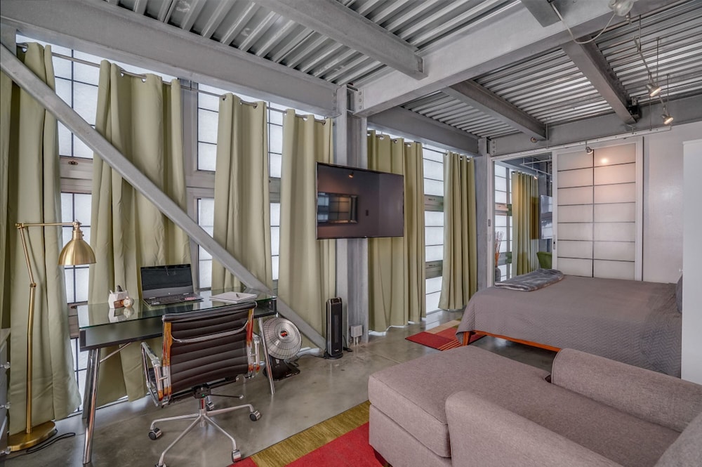 Modern Penthouse in Venice Beach-the Steel Rose-