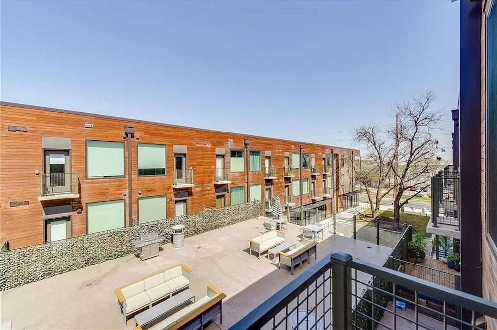 Prime East Downtown Studio w gym Washer Dryer