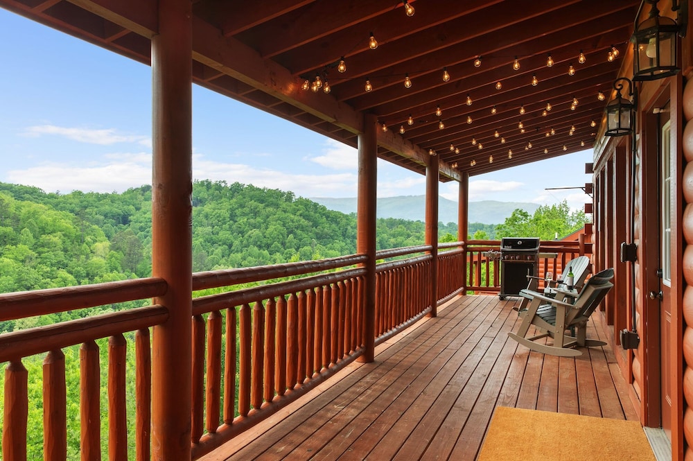 Smoky Ridge Newly Renovated Cabin w Indoor Pool Game Room Theater