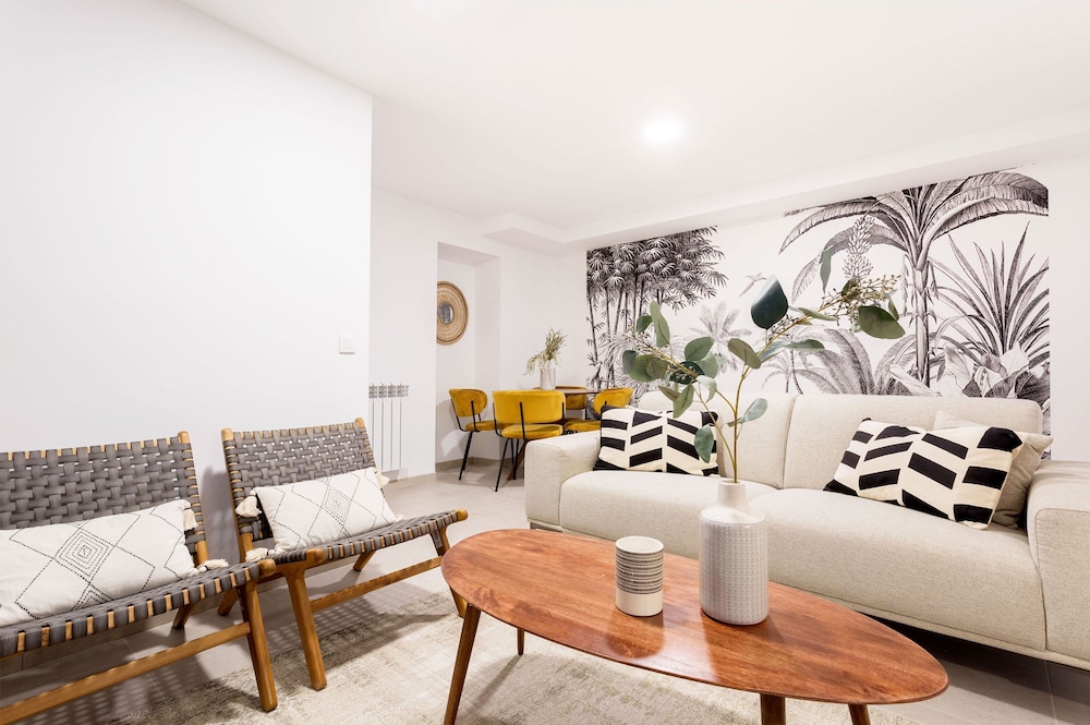 Lovely 2-bedroom Apartment in Exclusive Area of Madrid Madrazo V