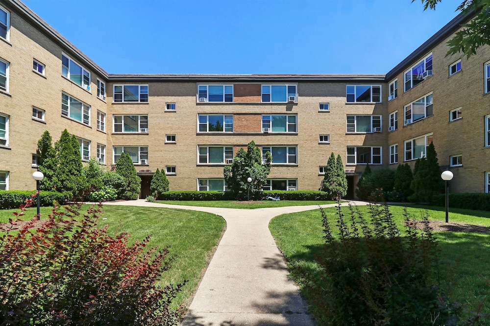 2BR Modern & Comfy Apt in Rogers Park view 4