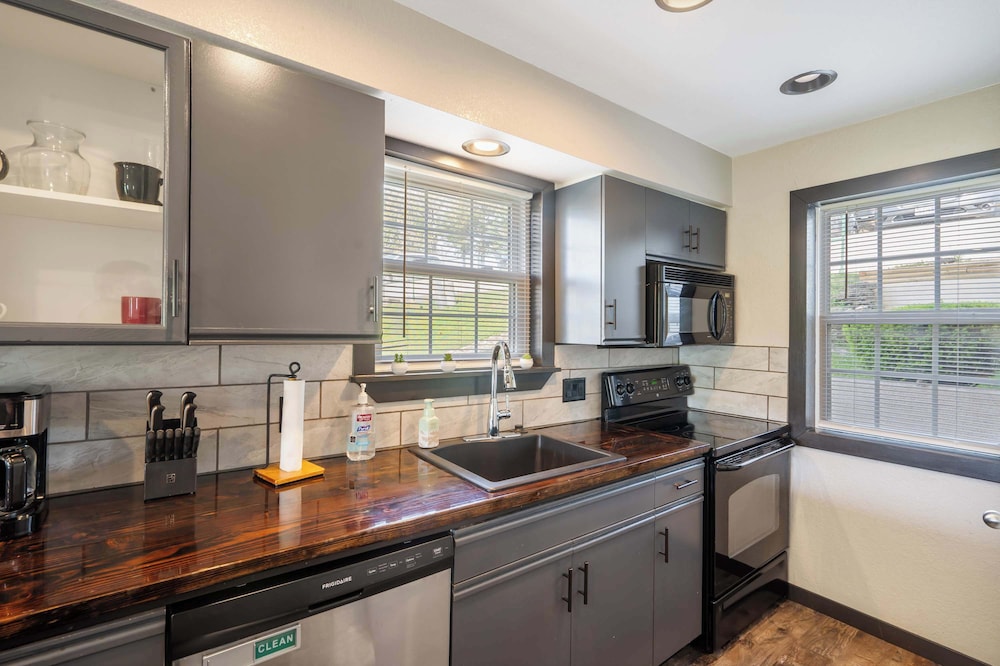 Peaceful Resort Condo Holiday Home for 6