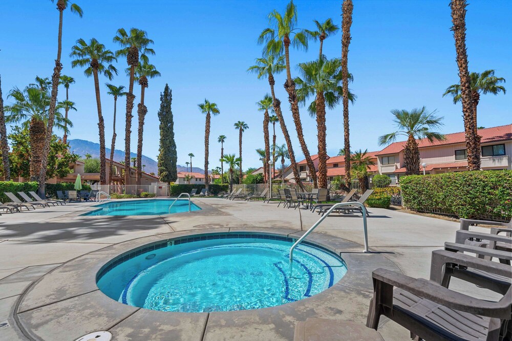 The 14th Fairway Delight 4Bd W/community Pool!