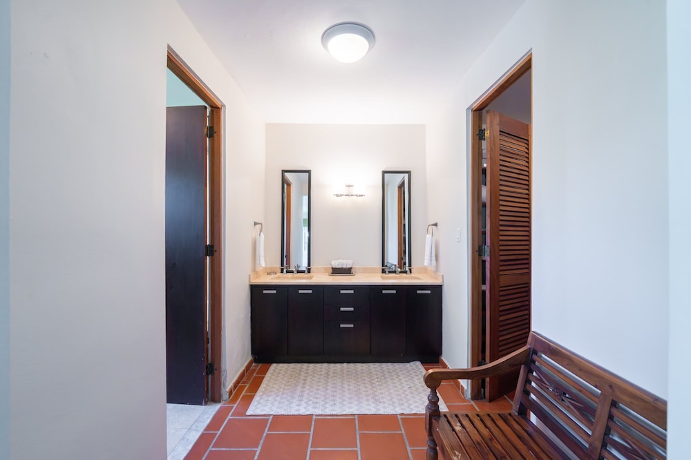 Family Villa Oleana Waterviews Oceanfront With Water and Generator