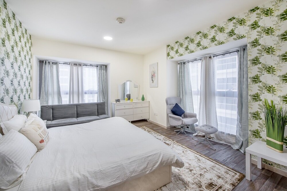 High-floor 2BR With Dubai Marina Views