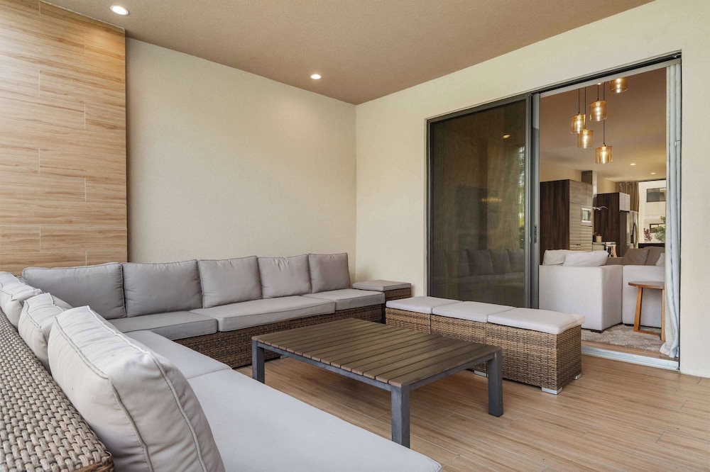 Minutes to Disney Chic Dream Villa With Stunning Patio and Resort Perks