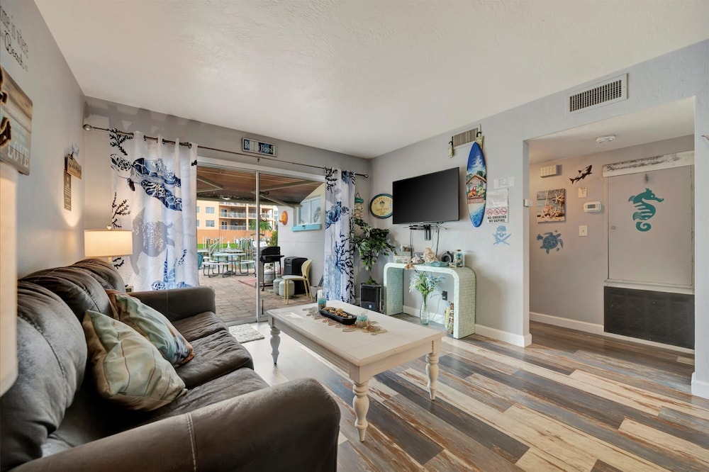 Dolphin Suite 2B Pet Friendly Waterfront Dock