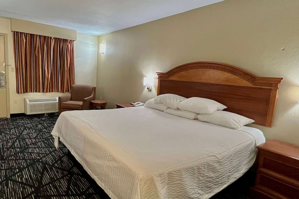 Baymont by Wyndham Troy view 2