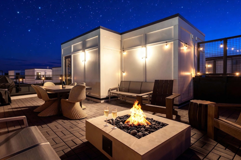 Luxe 4BR Retreat With Rooftop Fire Pit Garage