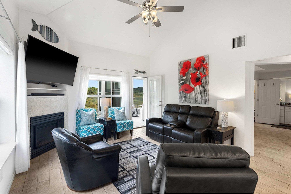 Vacay Getaway - Condo for 8